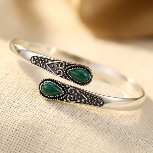 Bracelet jonc vintage en argent et émeraude