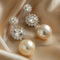 Boucles d'oreilles pendantes en or avec perle et zircone