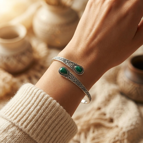 Bracelet jonc vintage en argent et émeraude
