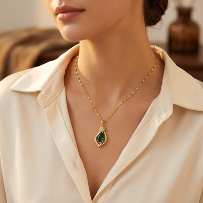 Collier pendentif goutte d'émeraude en or