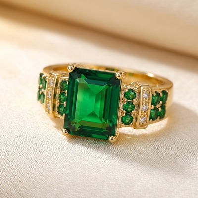 Bague en or et pierres précieuses avec émeraude