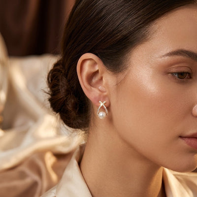Boucles d'oreilles puces croisées en or et perles