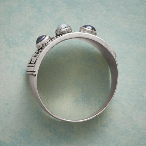 Bague géométrique sculptée à trois perles