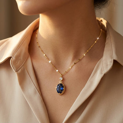 Collier pendentif ovale en or et saphir