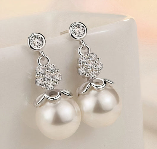 Boucles d'oreilles pendantes en perles blanches
