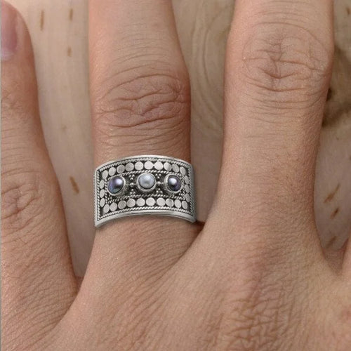 Bague géométrique sculptée à trois perles