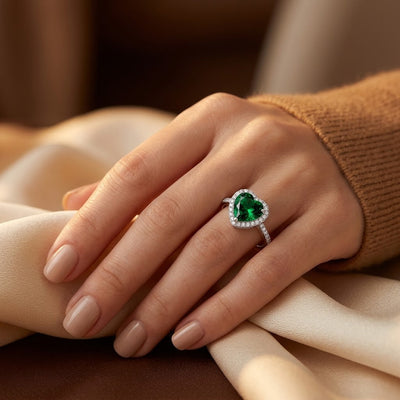 Bague halo cœur en émeraude et argent