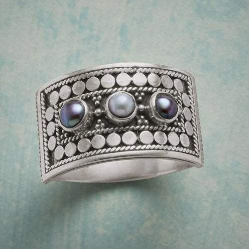 Bague géométrique sculptée à trois perles