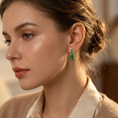 Boucles d'oreilles pendantes en or avec grappes d'émeraudes