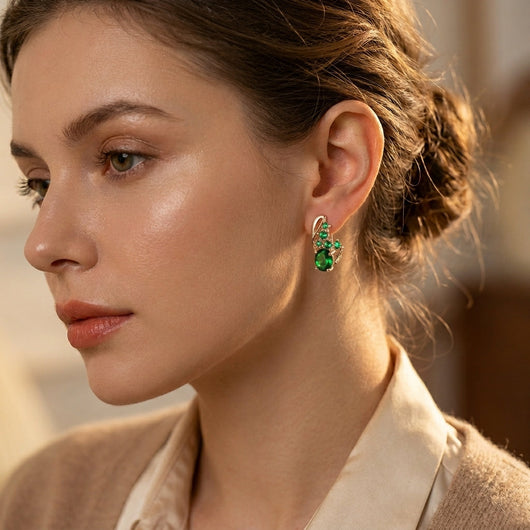 Boucles d'oreilles pendantes en or avec grappes d'émeraudes