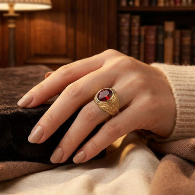 Bague en or gravée avec rubis