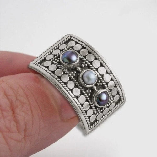 Bague géométrique sculptée à trois perles