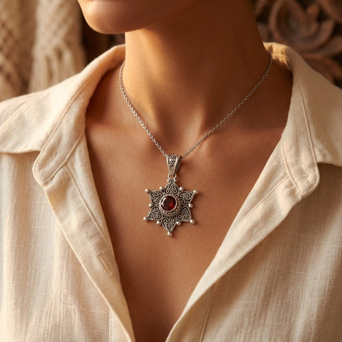 Collier pendentif étoile en argent et rubis