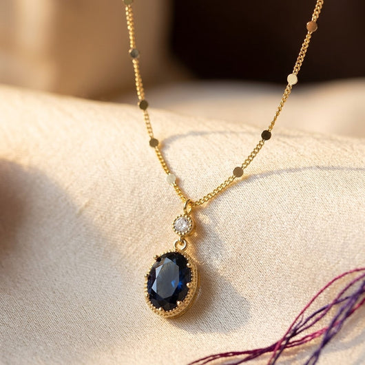 Collier pendentif ovale en or et saphir