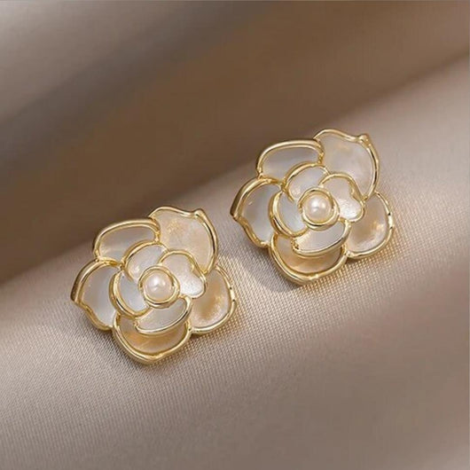 Élégantes boucles d'oreilles fleurs blanches avec perles