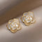 Élégantes boucles d'oreilles fleurs blanches avec perles