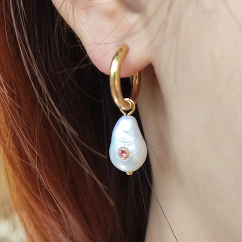 Boucles d'oreilles vintage en perles baroques et zircon rouge