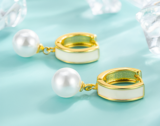 Boucles d'oreilles élégantes en émail blanc et perles