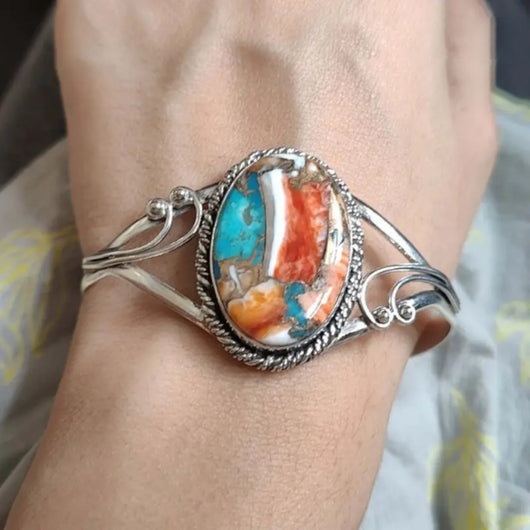 Bracelet orné de pierres précieuses éclatantes
