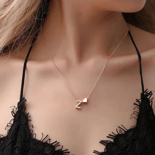Collier élégant en or avec initiale en forme de cœur