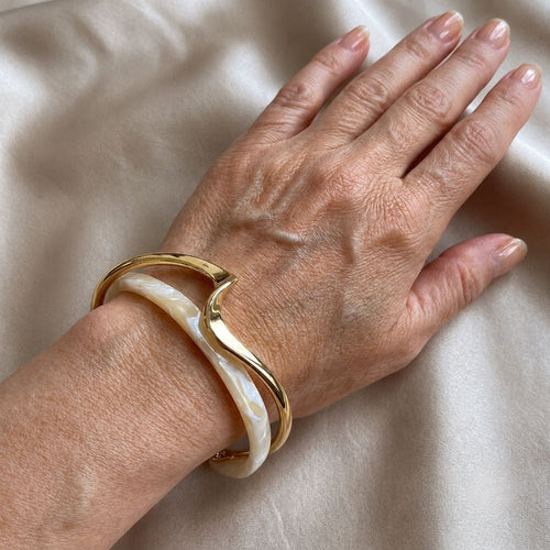 Bracelet doré élégant en opale blanche