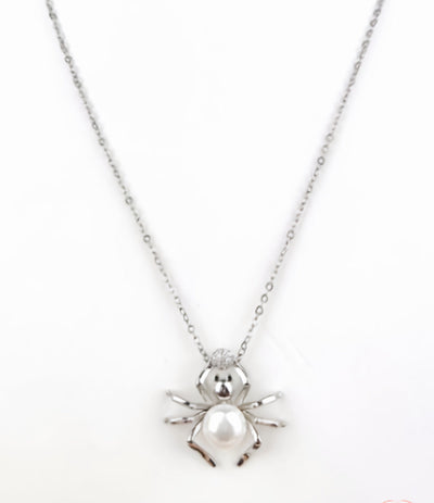Collier araignée en perles élégant