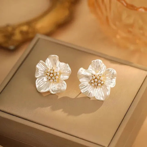 Boucles d'oreilles fleur blanche