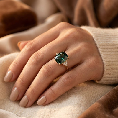 Bague solitaire en or et émeraude