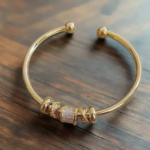 Adjustable bracelet with golden charms