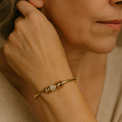 Adjustable bracelet with golden charms