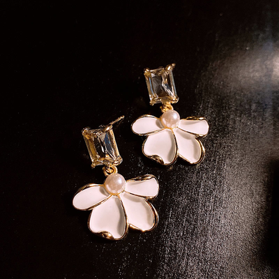 Boucles d'oreilles perles avec pétale blanc