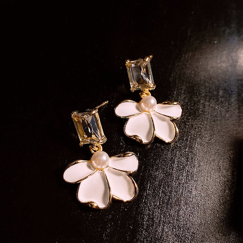 Boucles d'oreilles perles avec pétale blanc