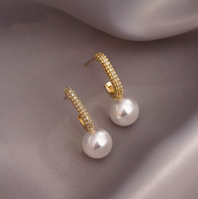 Élégantes boucles d'oreilles en perles dorées lumineuses