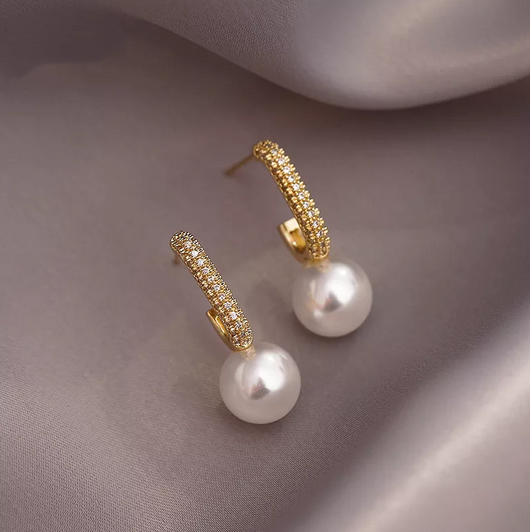 Élégantes boucles d'oreilles en perles dorées lumineuses