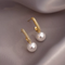 Élégantes boucles d'oreilles en perles dorées lumineuses
