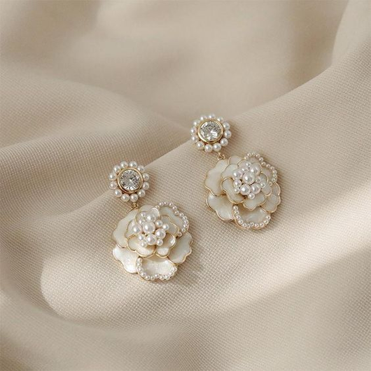 Boucles d'oreilles élégantes fleurs blanches et perles