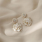 Boucles d'oreilles élégantes fleurs blanches et perles