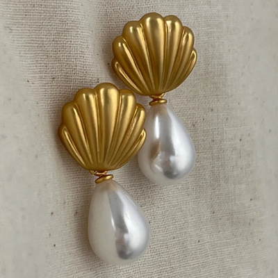 Boucles d'oreilles élégantes en perles nacrées dorées