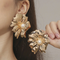Boucles d'oreilles élégantes fleur dorée et perle