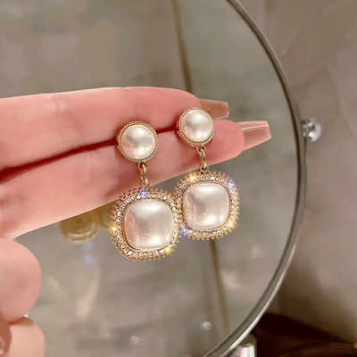Boucles d'oreilles carrées élégantes à perles lumineuses