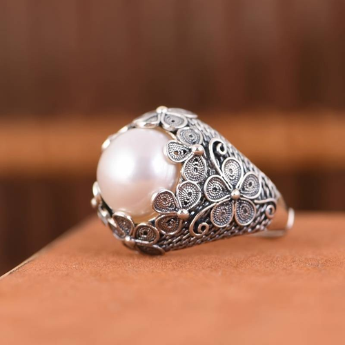 Bague fleur vintage en nacre incrustée