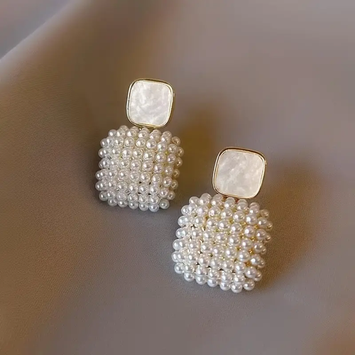 Boucles d'oreilles carrées avec perles élégantes
