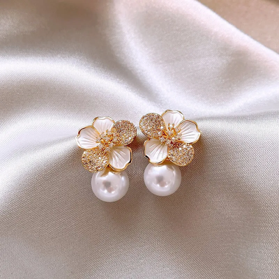 Boucles d'oreilles élégantes fleurs et perles lumineuses