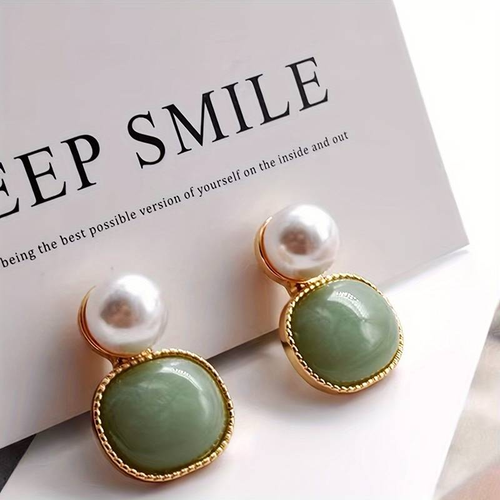 Boucles d'oreilles vintage incrustées de pierres vertes et de perles
