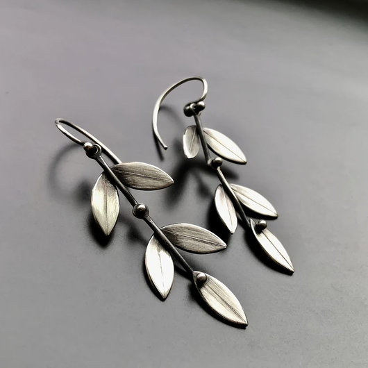 Boucles d'oreilles pendantes vintage en argent en forme de feuille