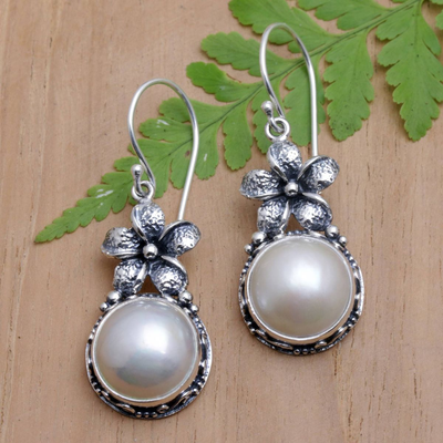 Boucles d'oreilles pendantes fleurs et perles vintage