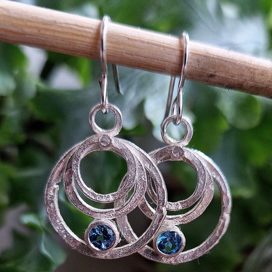 Boucles d'oreilles vintage cercle et cristal bleu en argent