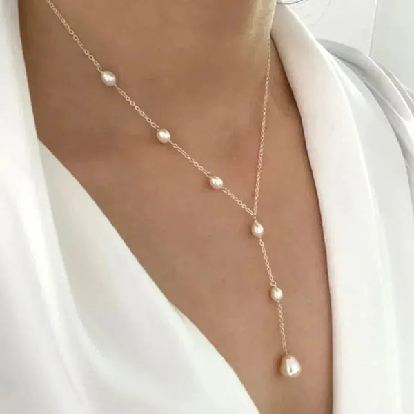 Elegant Vintage Necklace with Pendant and Pearls