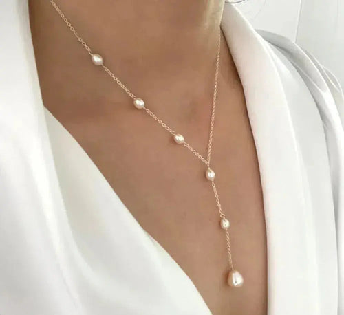 Elegant Vintage Necklace with Pendant and Pearls