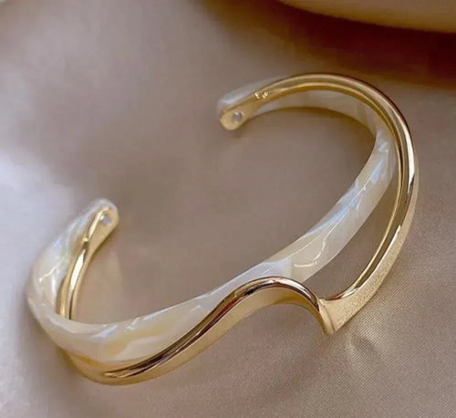 Bracelet doré élégant en opale blanche